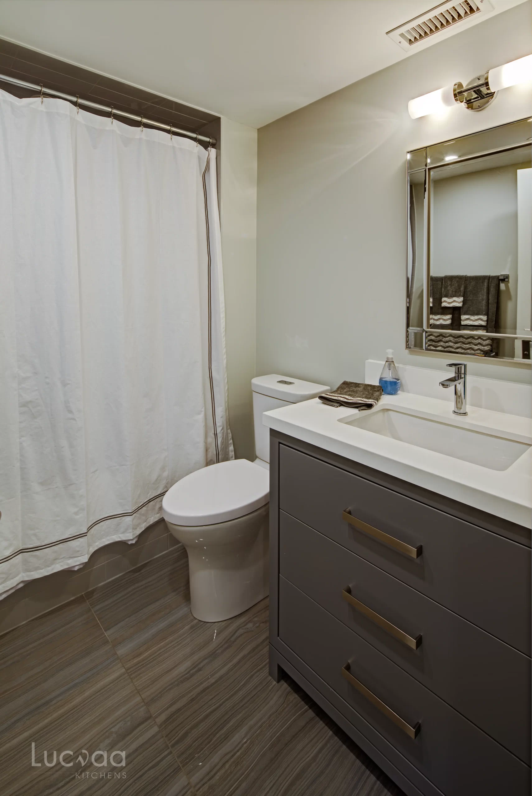 Hoggs Hollow - Guest Bathroom