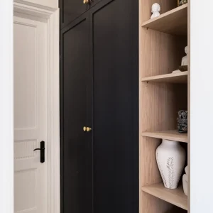 Paramount - Entrance Closet